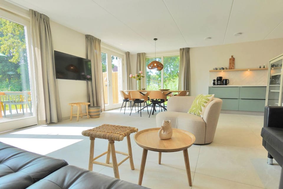 Communal lounge/ TV room, Living room, Dining area