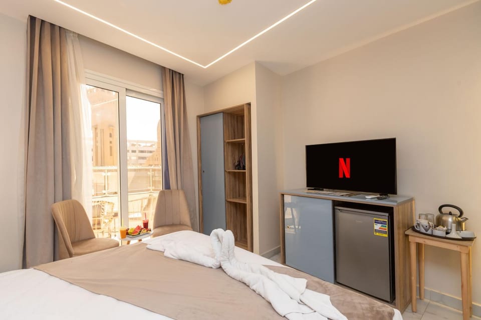 Bed, TV and multimedia, Kitchen or kitchenette, Photo of the whole room, Bedroom, hair dresser, towels, wardrobe