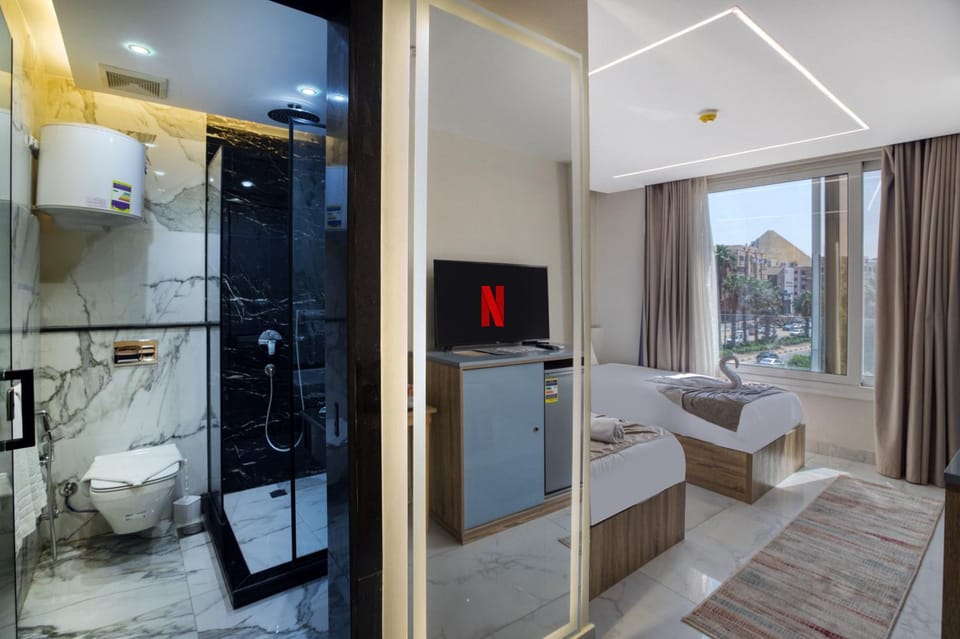 Shower, Bed, Bathroom, TV and multimedia, Photo of the whole room, Bedroom, Bath, towels