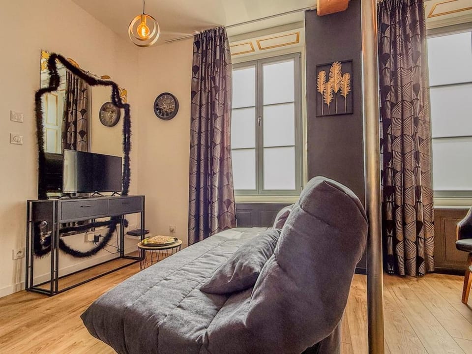 T2 en centre-ville d'Illiers-Combray - parking- lit king size - terrasse Apartment in Centre-Val de Loire