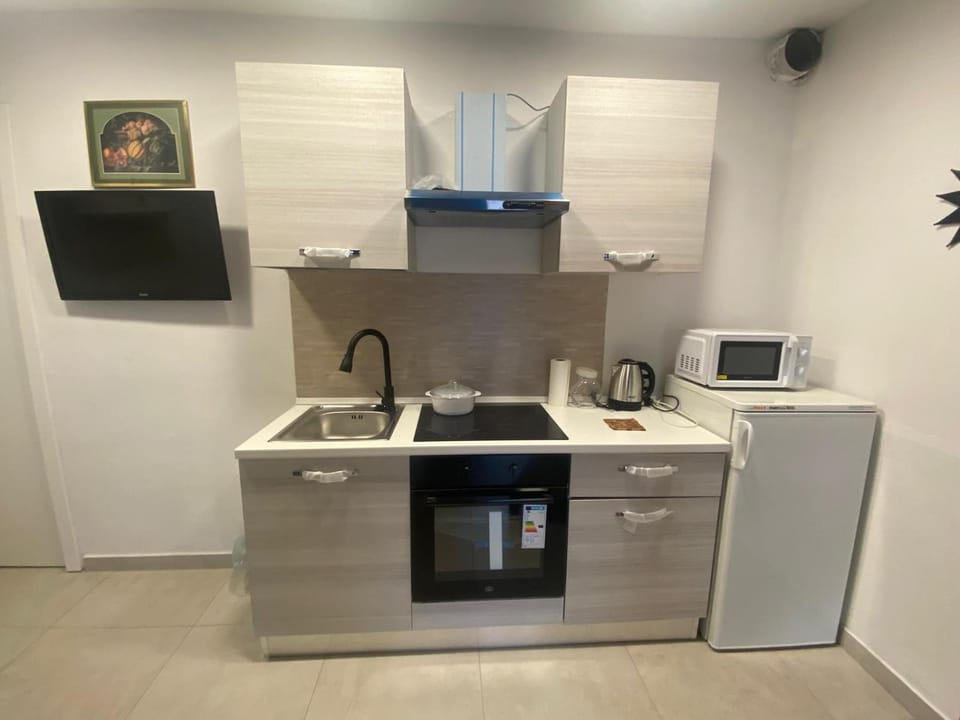 Kitchen or kitchenette, oven