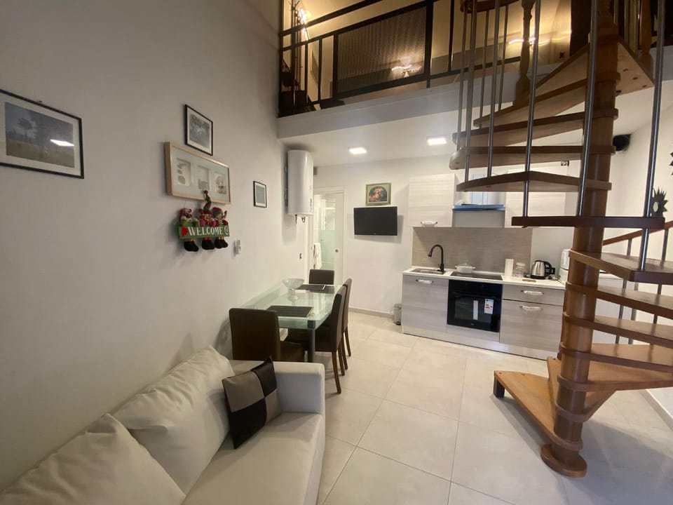 Kitchen or kitchenette, Living room, Seating area, Dining area