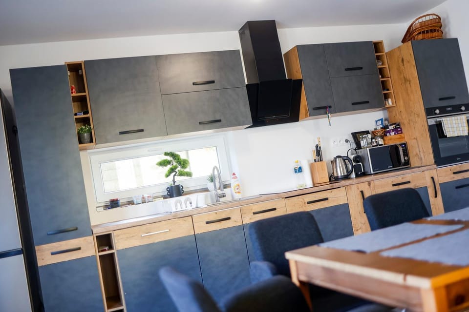 Coffee/tea facilities, Kitchen or kitchenette, Dining area, dishwasher, oven, stove
