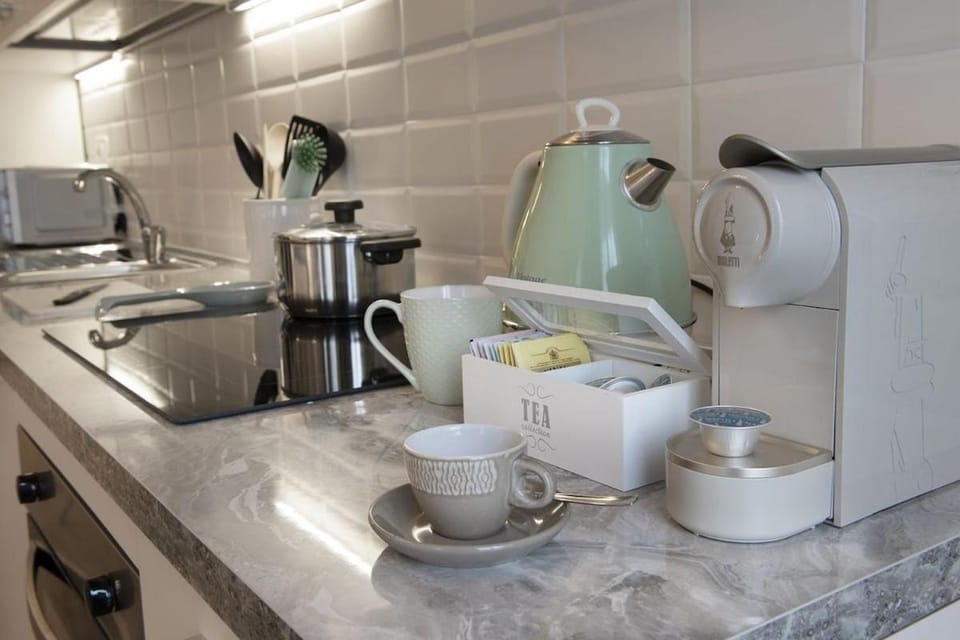 Coffee/tea facilities, Kitchen or kitchenette, stove