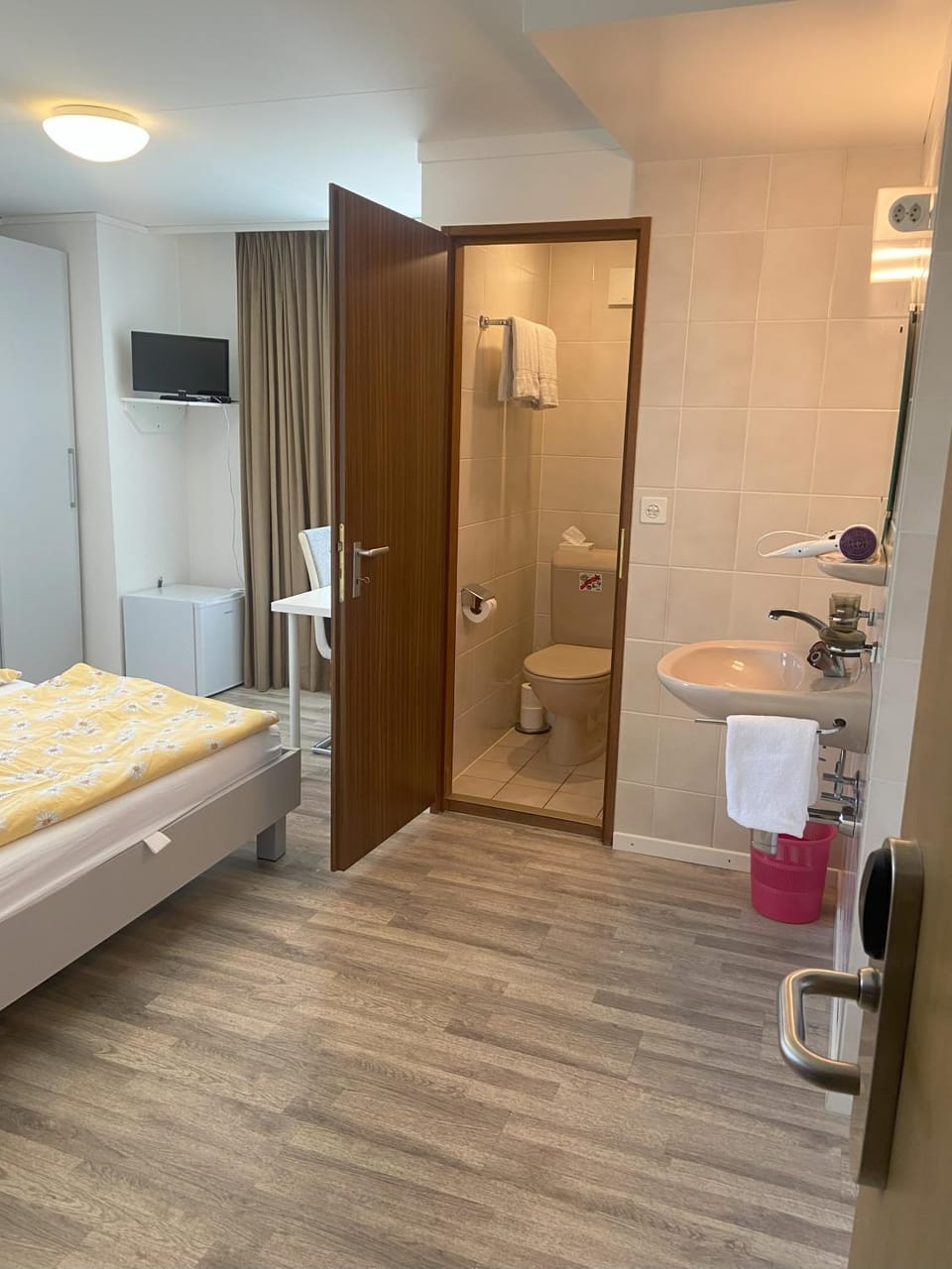Toilet, Photo of the whole room