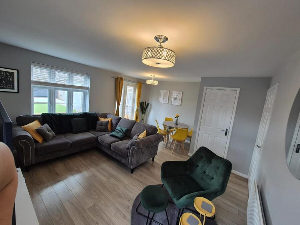 Home from home - ample parking House in Stoke-on-Trent