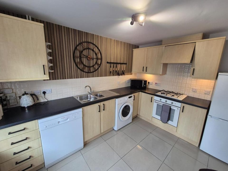 Home from home - ample parking House in Stoke-on-Trent