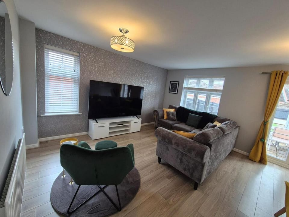 Home from home - ample parking House in Stoke-on-Trent