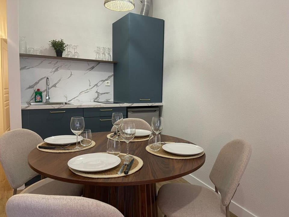 Kitchen or kitchenette, Dining area