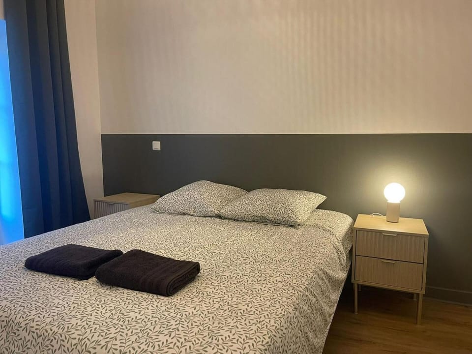 Bed, Bedroom, towels