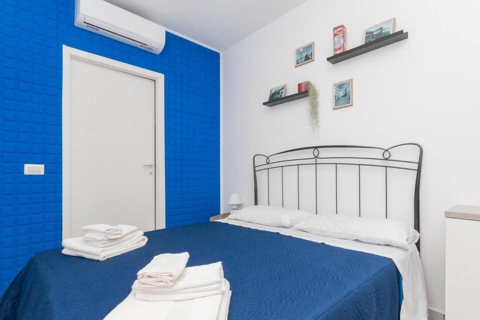 Bed, Photo of the whole room, Bedroom, towels, air conditioner