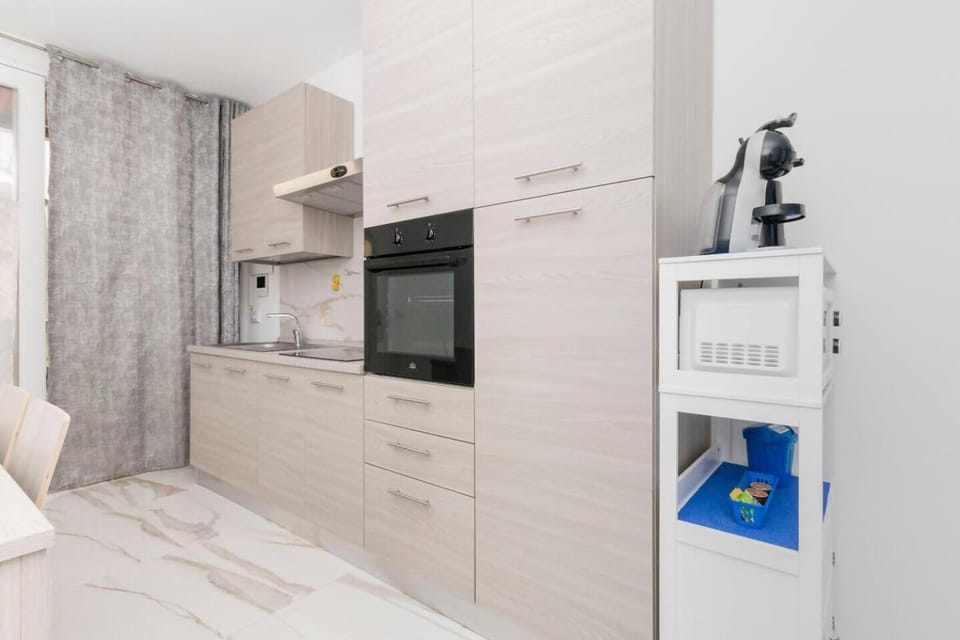 Coffee/tea facilities, Kitchen or kitchenette, oven