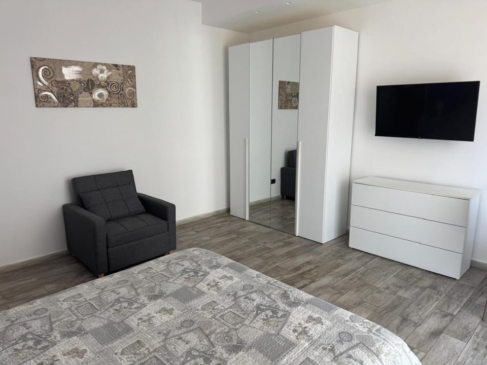 Bed, TV and multimedia, Bedroom