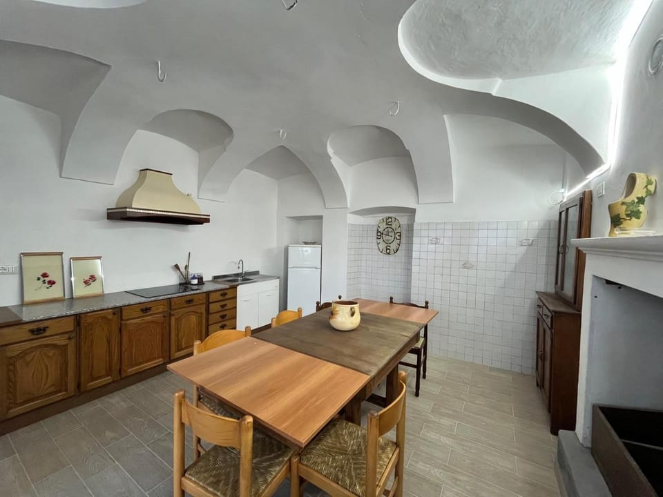 Kitchen or kitchenette, Kitchen or kitchenette, Dining area