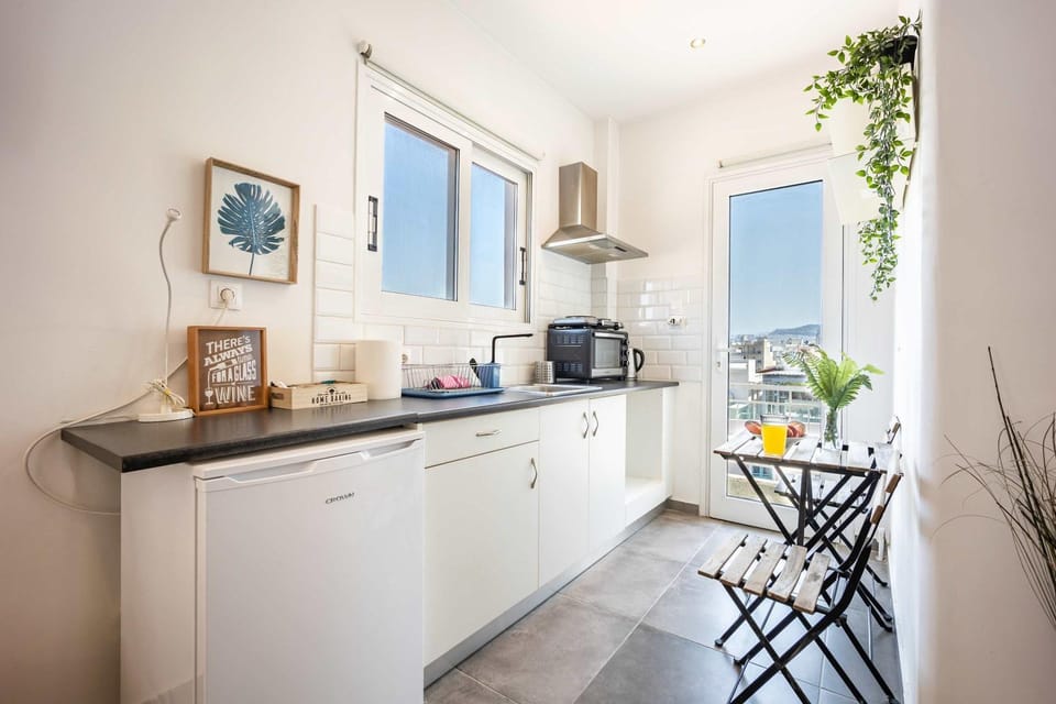 Kitchen or kitchenette, oven, stove