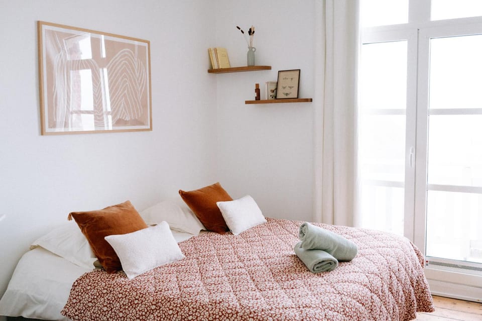 Bed, Bedroom, towels