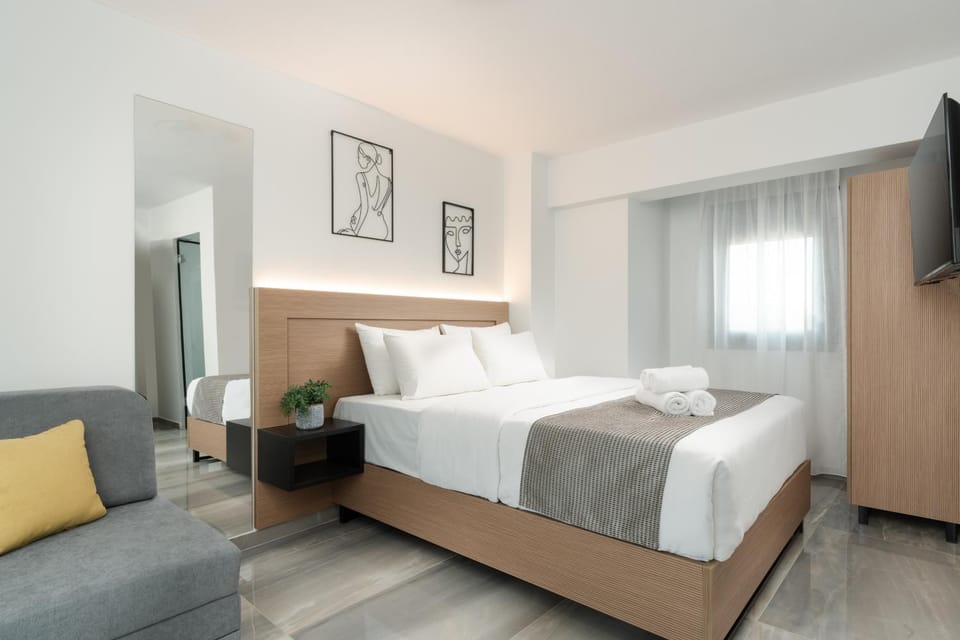 Bed, TV and multimedia, Seating area