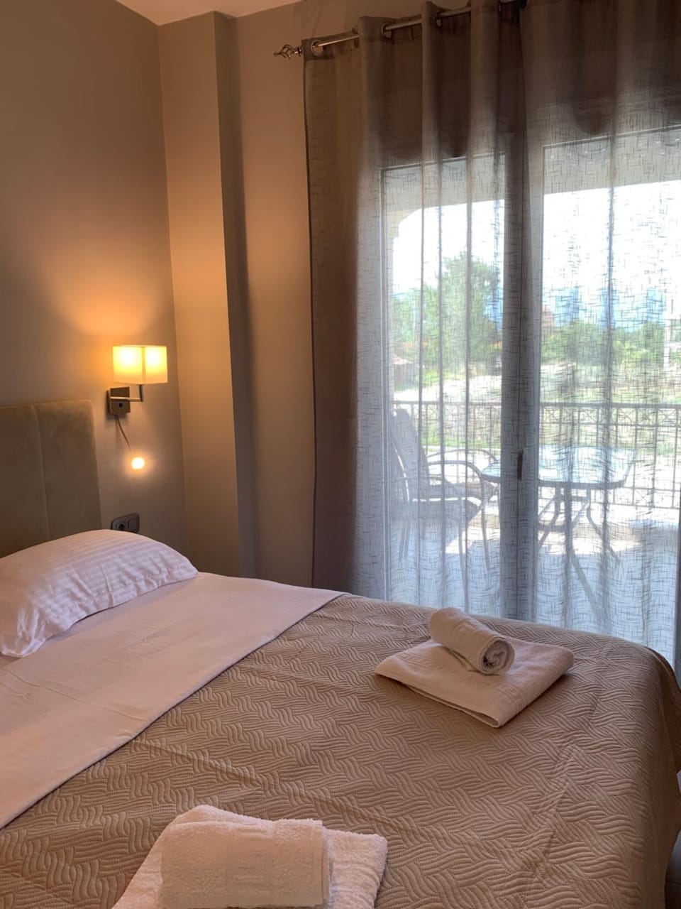 Bed, Photo of the whole room, towels