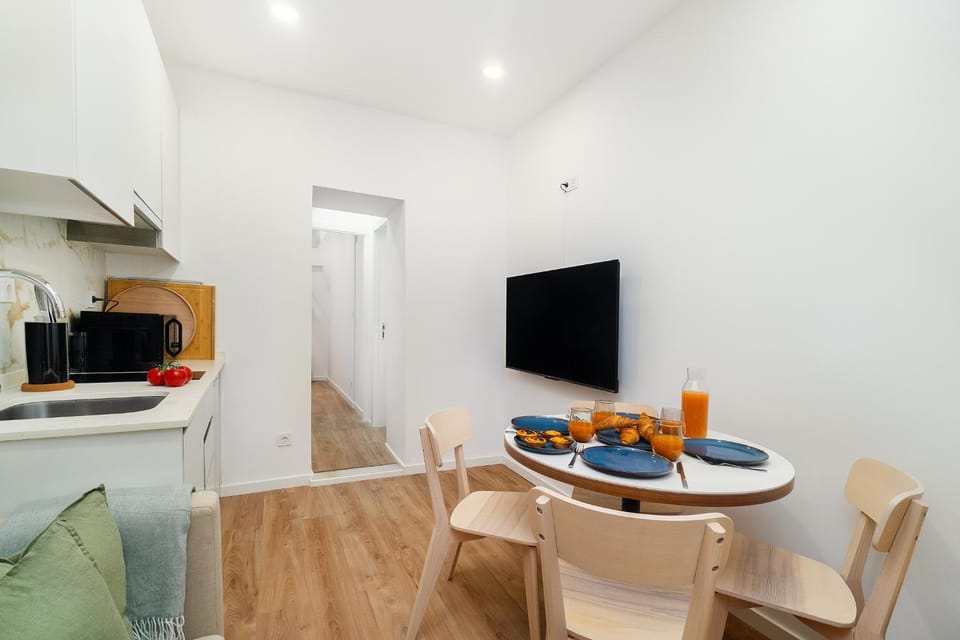 TV and multimedia, Coffee/tea facilities, Kitchen or kitchenette, Dining area, stove