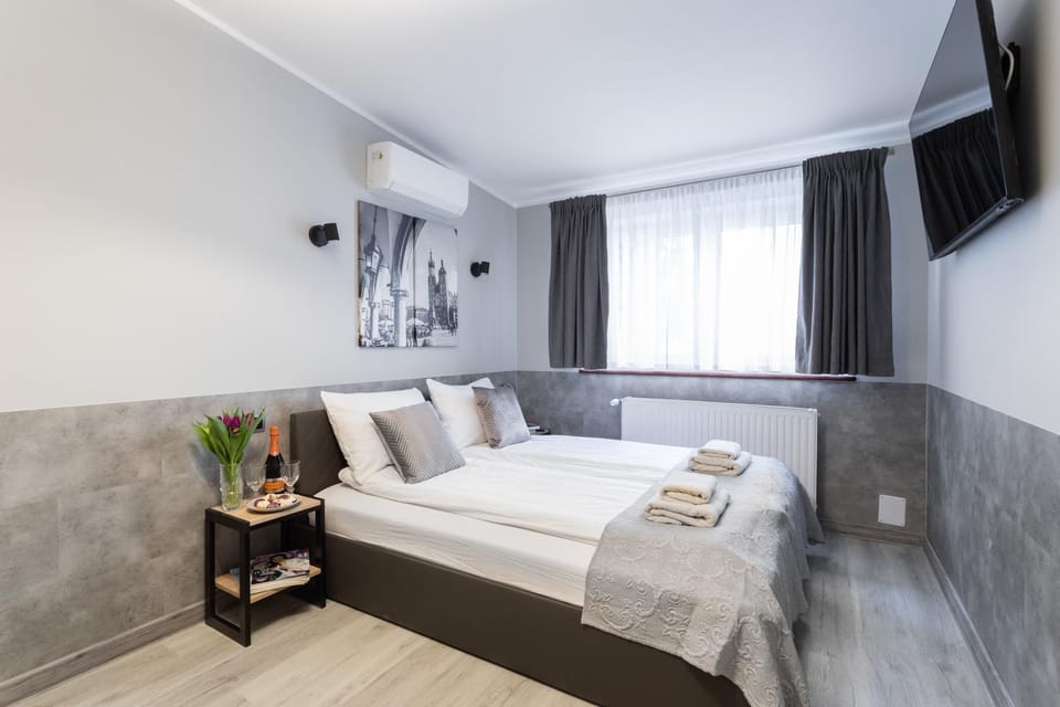 Bed, TV and multimedia, Seating area, towels, air conditioner