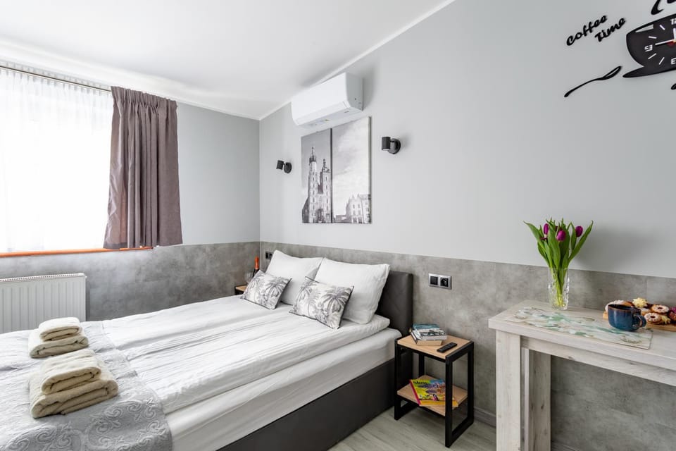 Bed, Photo of the whole room, towels, air conditioner
