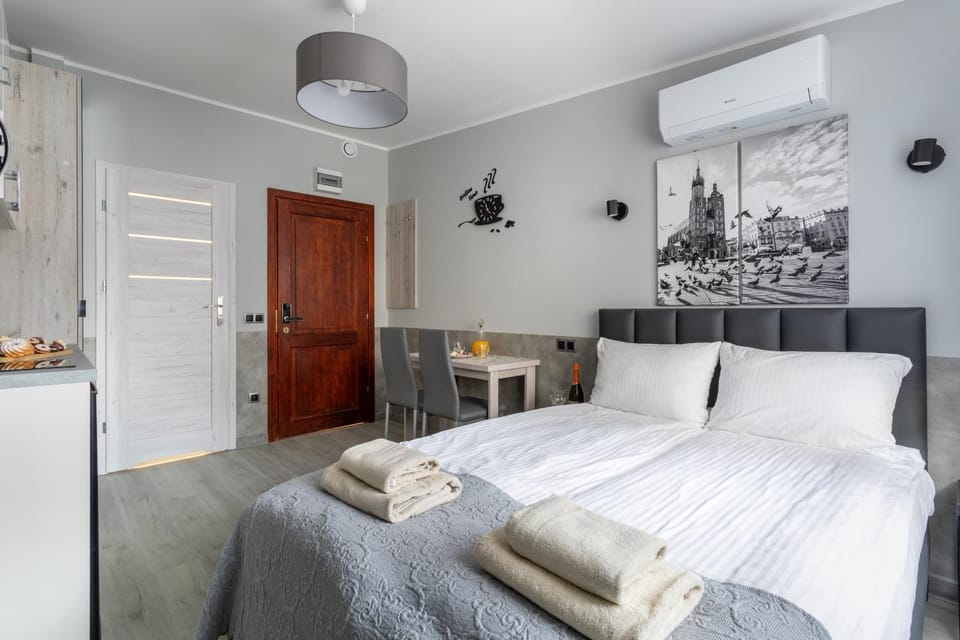Bed, Kitchen or kitchenette, Photo of the whole room, Seating area, towels, wardrobe, air conditioner