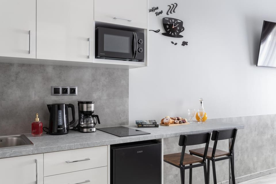 Coffee/tea facilities, Kitchen or kitchenette, stove