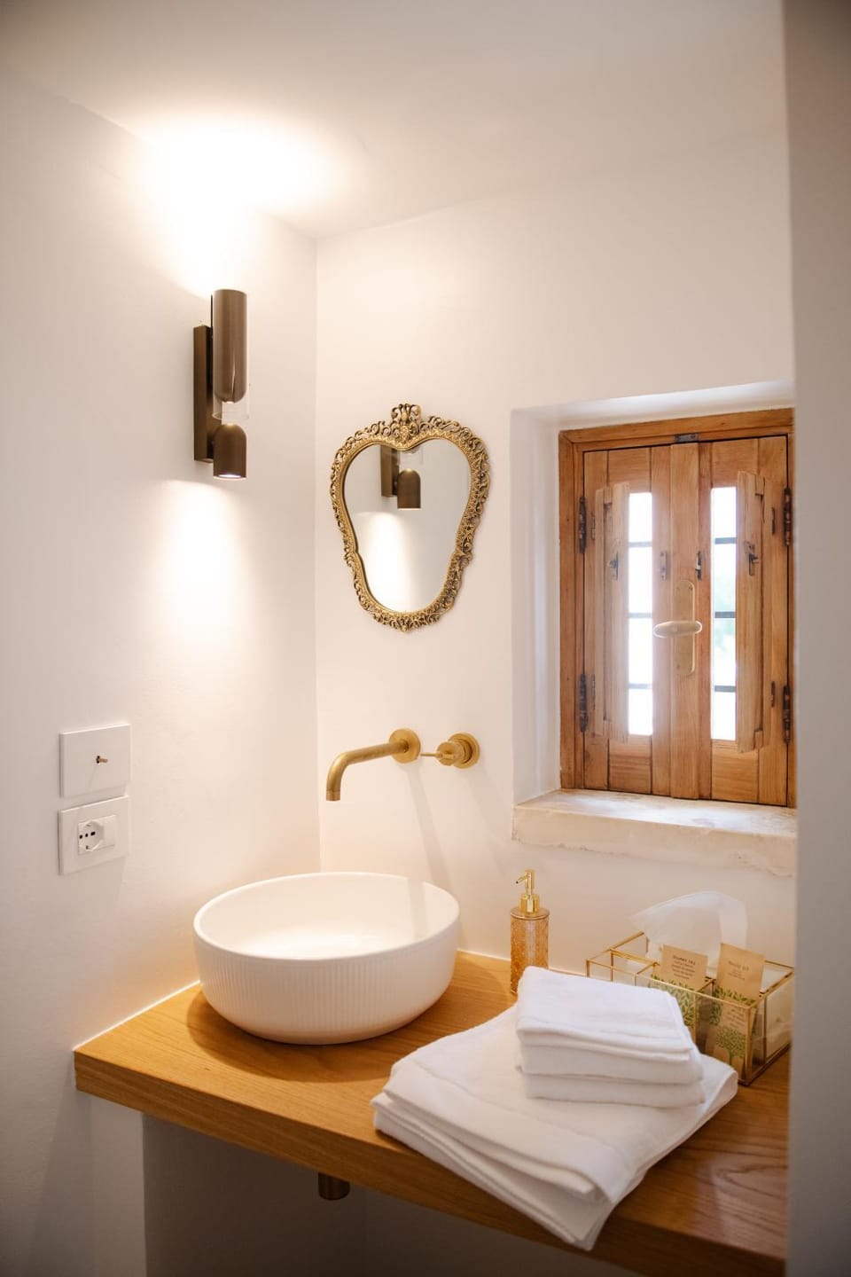 Bathroom, towels