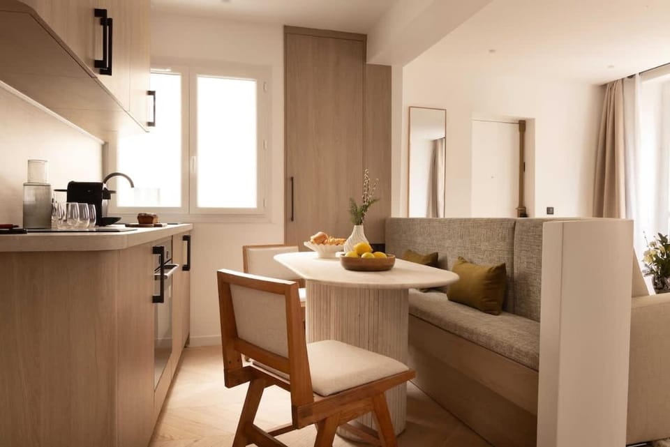Kitchen or kitchenette, Dining area