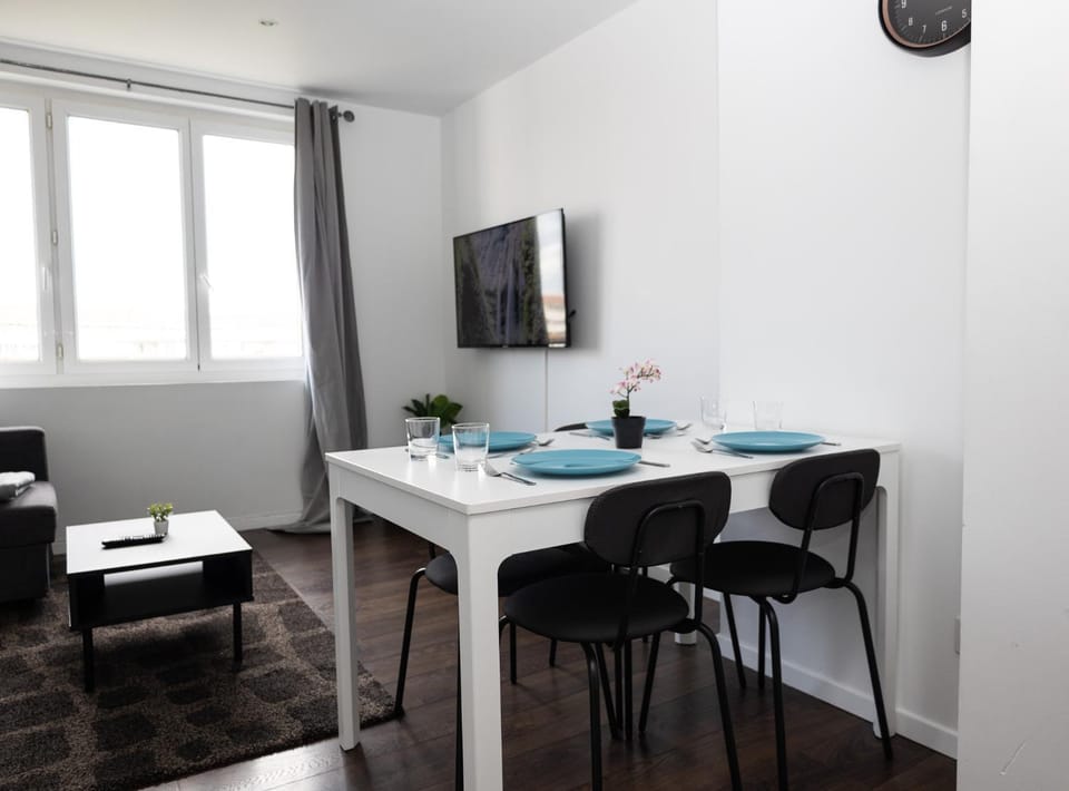 TV and multimedia, Living room, Seating area, Dining area