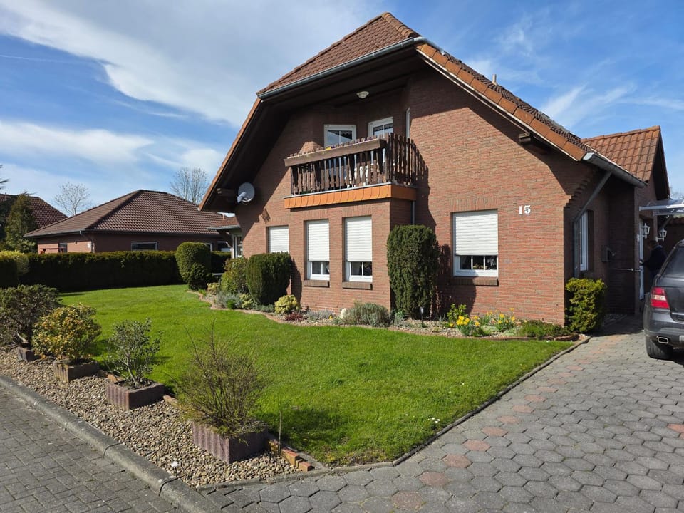 Property building, Spring, Day, Neighbourhood, Garden, Garden view, Parking