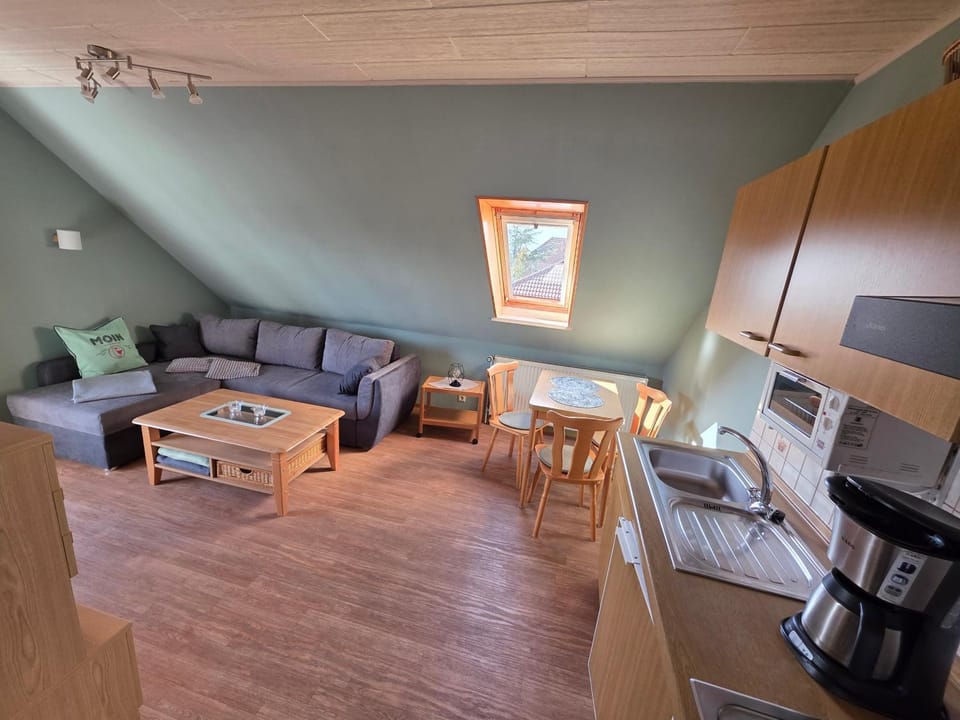 Coffee/tea facilities, Kitchen or kitchenette, Living room, Seating area, Dining area