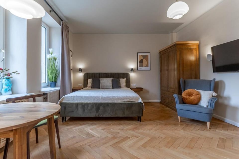 Bed, TV and multimedia, Photo of the whole room, Seating area, Bedroom, wardrobe