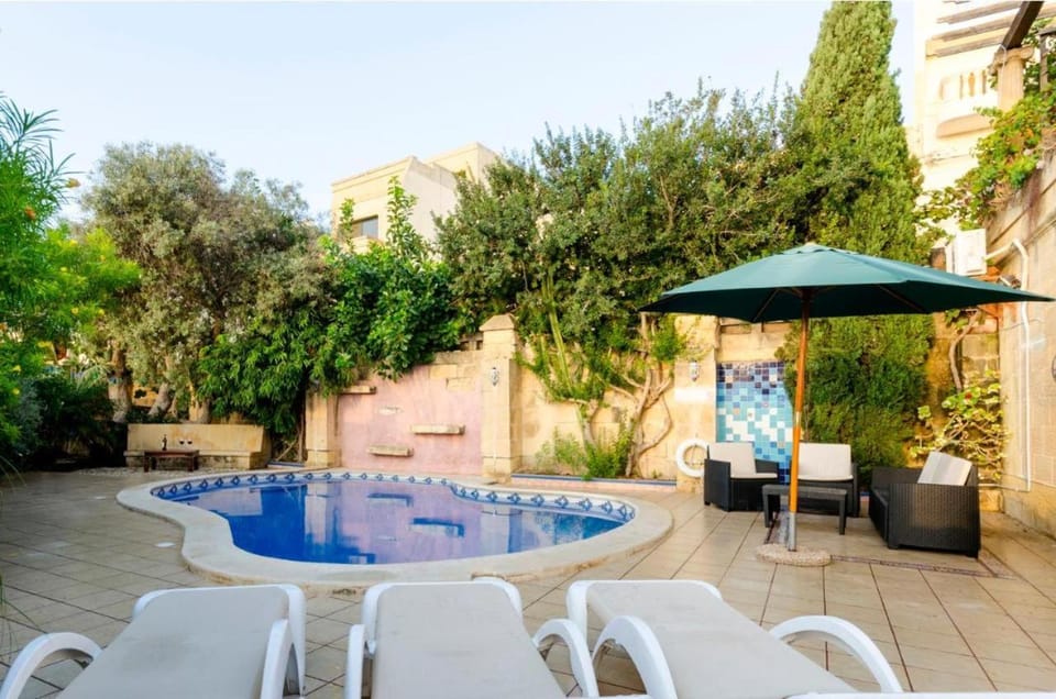 Garden view, Pool view, Swimming pool, sunbed