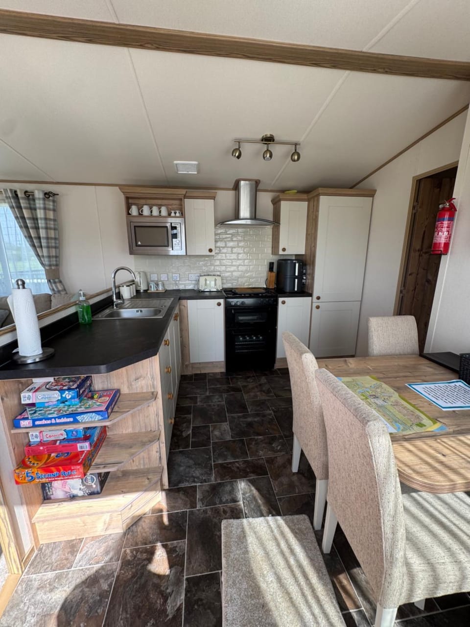 Kitchen or kitchenette, Seating area, Dining area, oven