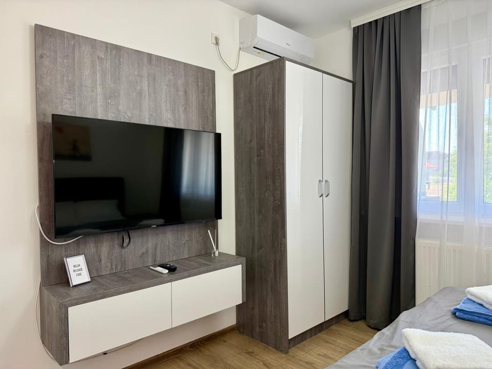 Bed, TV and multimedia, wardrobe