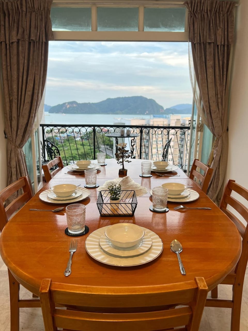 Natural landscape, View (from property/room), Balcony/Terrace, Dining area, Mountain view