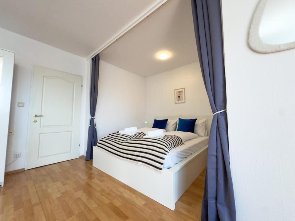 Bright Sunny Studio, AC, 15min to the city center, Smart TV Apartment in Vienna