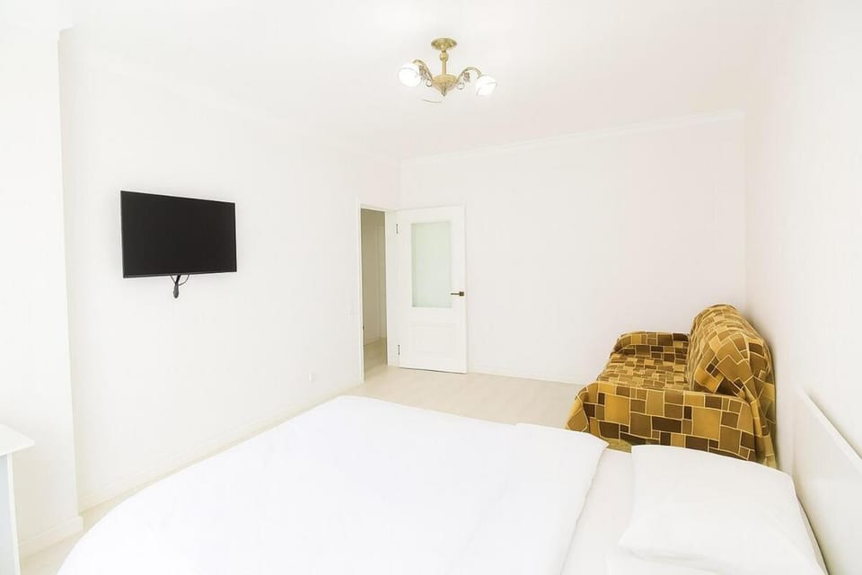 Bed, TV and multimedia, Seating area, Bedroom