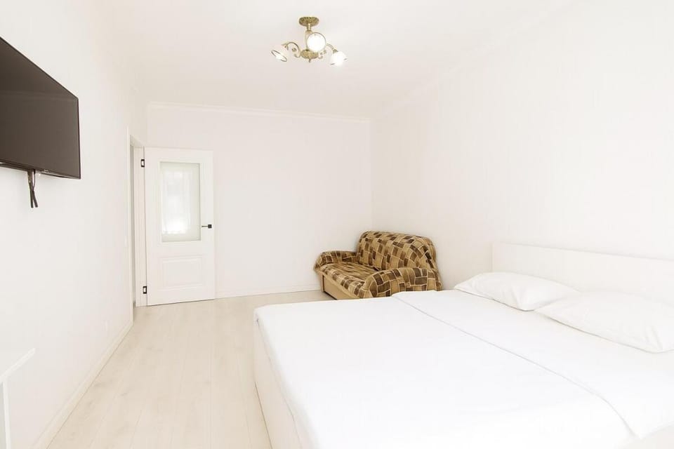 Bed, TV and multimedia, Bedroom