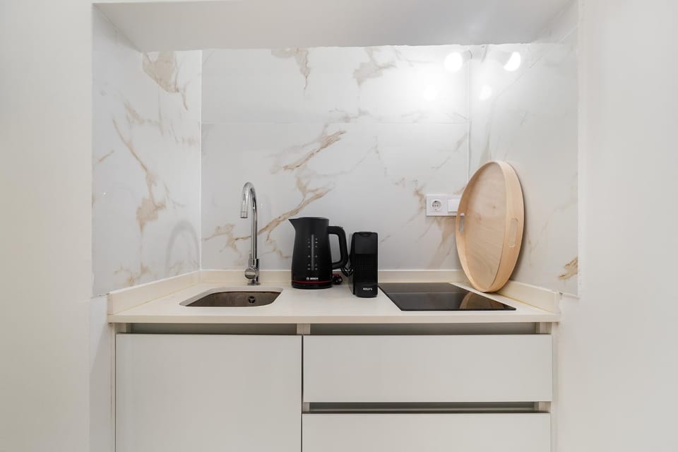Coffee/tea facilities, Kitchen or kitchenette, stove
