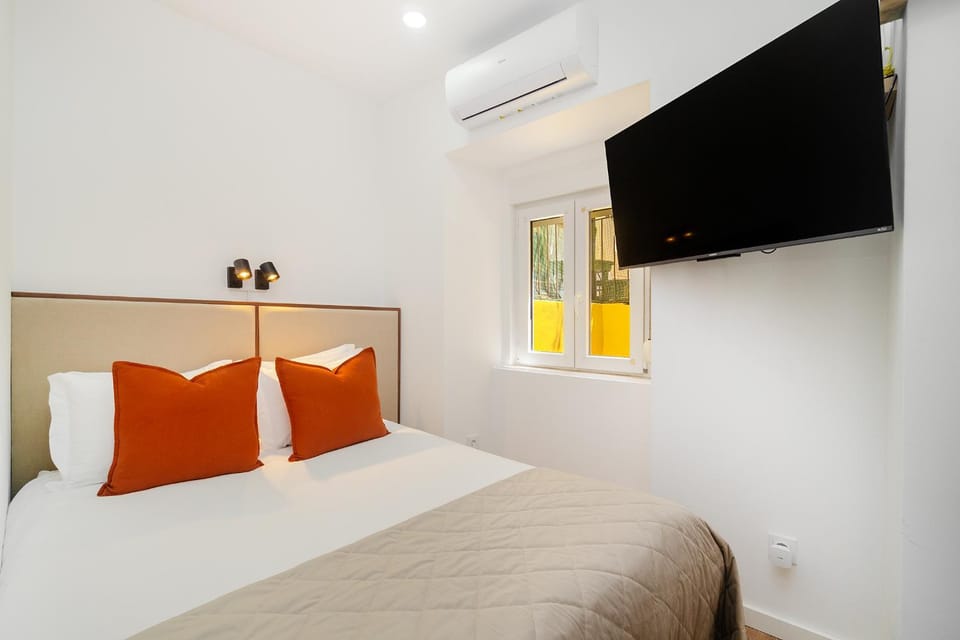 Bed, TV and multimedia, Bedroom, air conditioner