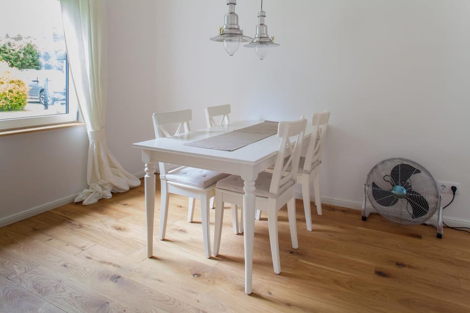 Restaurant/places to eat, Dining area