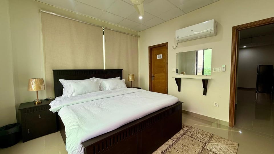 Bed, Photo of the whole room, Bedroom, wardrobe, air conditioner
