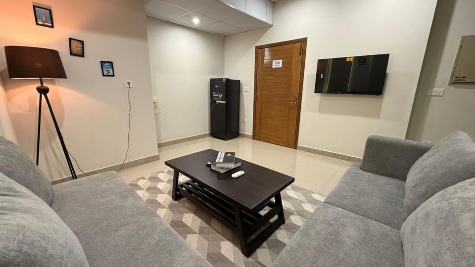Communal lounge/ TV room, TV and multimedia, Living room, Seating area, Evening entertainment