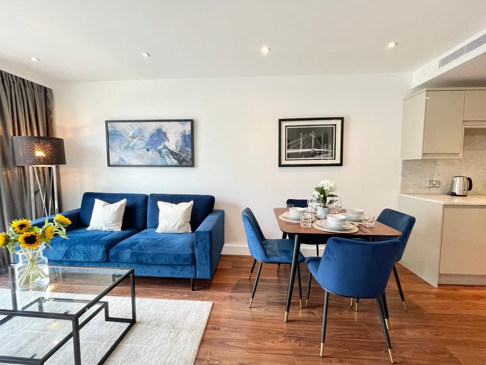Kitchen or kitchenette, Living room, Seating area, Dining area
