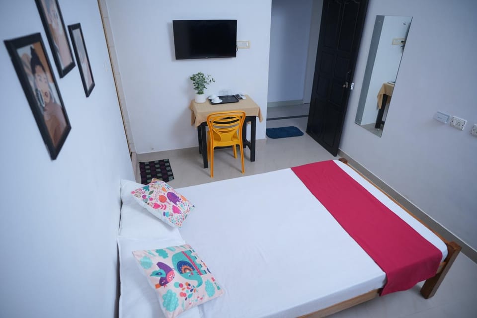Bed, TV and multimedia, Photo of the whole room