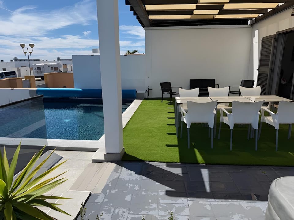 Property building, Balcony/Terrace, Living room, Swimming pool