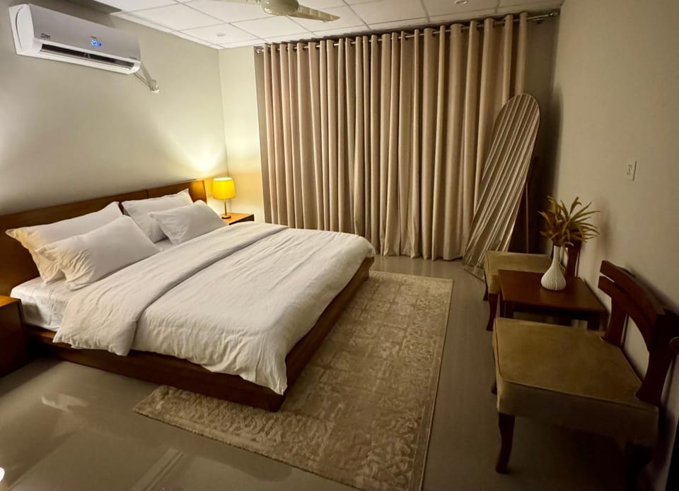 Bed, Living room, Photo of the whole room, Seating area, Bedroom, air conditioner