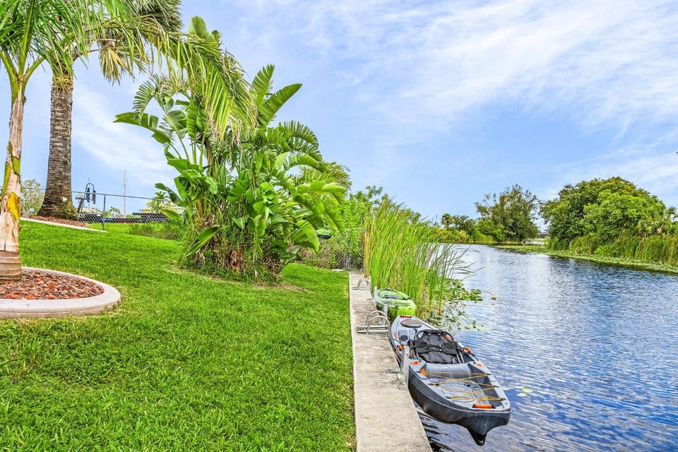 Unforgettable Moment Awaits - Shadroe Canal Villa - Roelens House in Cape Coral